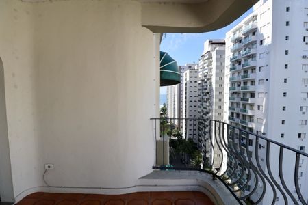 Apartamento para alugar com 228m², 4 quartos e 2 vagas Apartamento para alugar com 228m², 4 quartos e 2 vagasVaranda