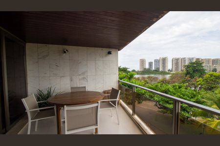Apartamento à venda com 205m², 4 quartos e 3 vagasVaranda