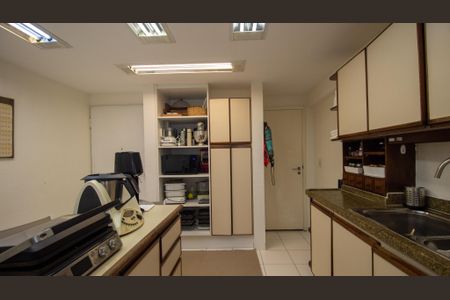 Apartamento à venda com 205m², 4 quartos e 3 vagasCozinha e Área de Serviço