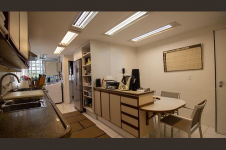 Apartamento à venda com 205m², 4 quartos e 3 vagasCozinha e Área de Serviço