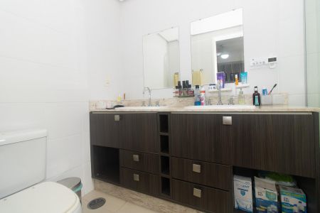 Apartamento à venda com 142m², 3 quartos e 3 vagas Apartamento à venda com 142m², 3 quartos e 3 vagasBanheiro 3