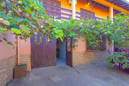 Casa à venda com 300m², 6 quartos e 1 vaga Casa à venda com 300m², 6 quartos e 1 vagaFachada