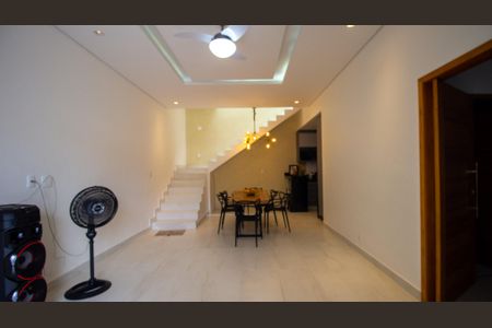 Casa de condomínio à venda com 250m², 4 quartos e 2 vagasSala