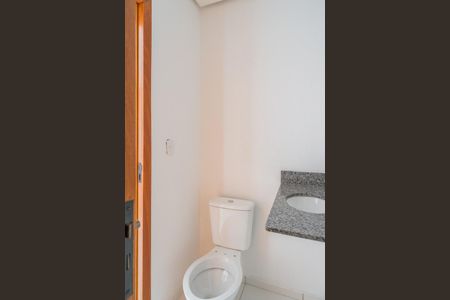 Casa à venda com 180m², 3 quartos e 2 vagas Casa à venda com 180m², 3 quartos e 2 vagasBanheiro Social