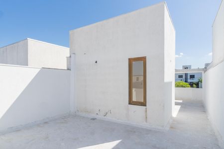 Casa à venda com 180m², 3 quartos e 2 vagas Casa à venda com 180m², 3 quartos e 2 vagasTerraço