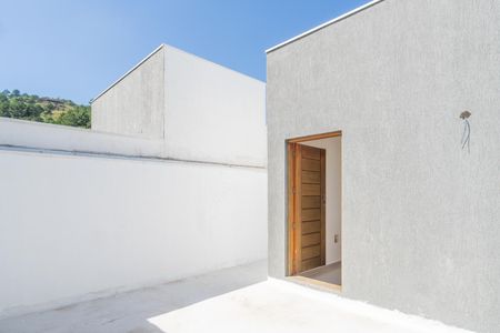 Casa à venda com 180m², 3 quartos e 2 vagas Casa à venda com 180m², 3 quartos e 2 vagasTerraço