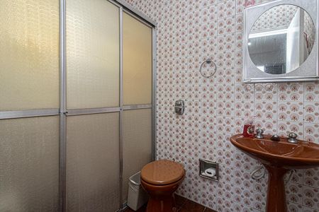 Casa à venda com 321m², 3 quartos e 6 vagasBanheiro da Suíte 2