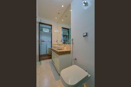 Casa à venda com 300m², 3 quartos e 4 vagasBanheiro da Suíte 2