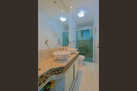 Casa à venda com 300m², 3 quartos e 4 vagasBanheiro da Suíte 2