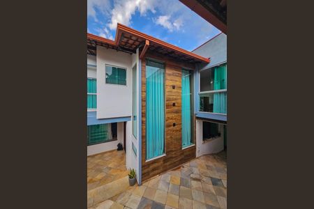 Casa à venda com 300m², 3 quartos e 4 vagasFachada