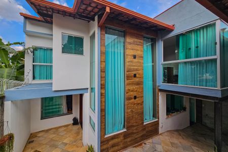 Casa à venda com 300m², 3 quartos e 4 vagasFachada