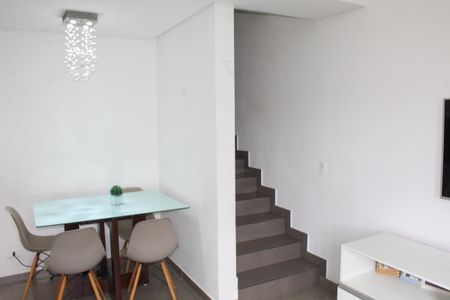 Casa de condomínio para alugar com 108m², 2 quartos e 1 vagaSala