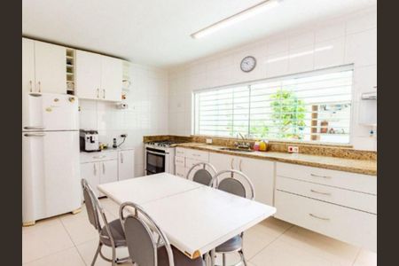 Casa à venda com 4 quartos, 208m² em Água Rasa, São Paulo