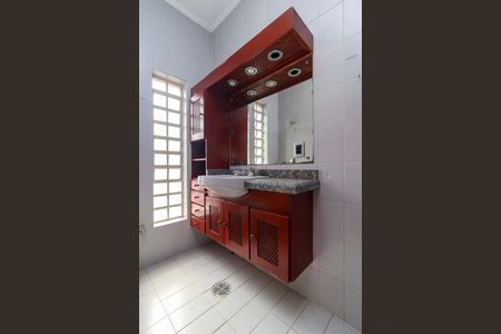 Casa à venda com 260m², 5 quartos e 6 vagasBanheiro 2