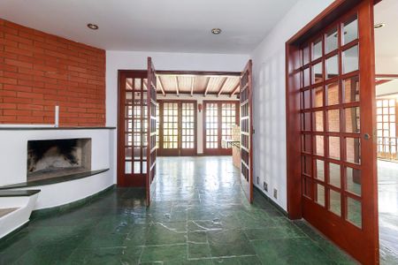 Casa à venda com 260m², 5 quartos e 6 vagasSala