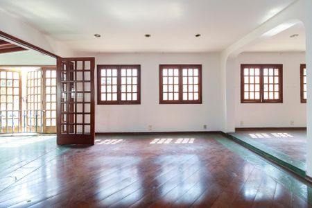 Casa à venda com 260m², 5 quartos e 6 vagasSala