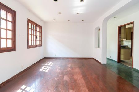 Casa à venda com 260m², 5 quartos e 6 vagasSala