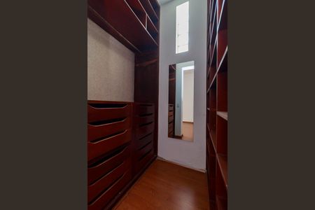 Casa à venda com 260m², 5 quartos e 6 vagasSuíte 1 - Closet