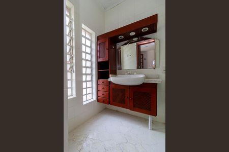 Casa à venda com 260m², 5 quartos e 6 vagasSuíte 1 - Banheiro