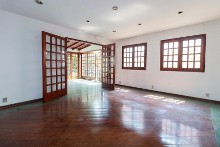 Casa à venda com 260m², 5 quartos e 6 vagasSala