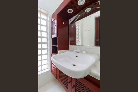 Casa à venda com 260m², 5 quartos e 6 vagasSuíte 1 - Banheiro