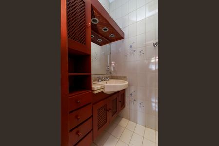 Casa à venda com 260m², 5 quartos e 6 vagasBanheiro 