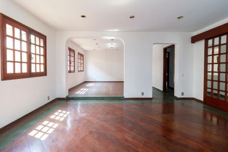 Casa à venda com 260m², 5 quartos e 6 vagasSala