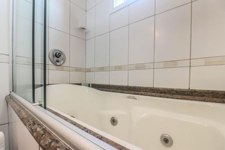 Apartamento à venda com 79m², 2 quartos e 2 vagasBanheiro da Suíte