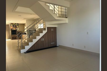 Casa de condomínio à venda com 252m², 4 quartos e 4 vagasSala