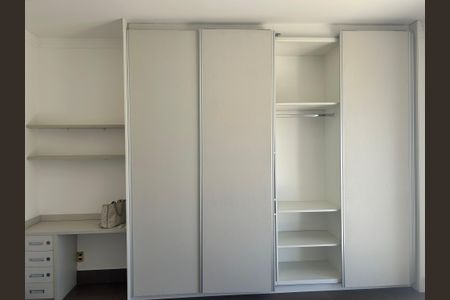 Casa de condomínio à venda com 252m², 4 quartos e 4 vagasSuíte 2