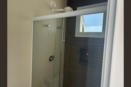 Casa de condomínio à venda com 252m², 4 quartos e 4 vagasLavabo