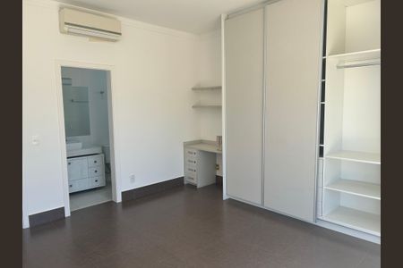 Casa de condomínio à venda com 252m², 4 quartos e 4 vagasSuíte 2