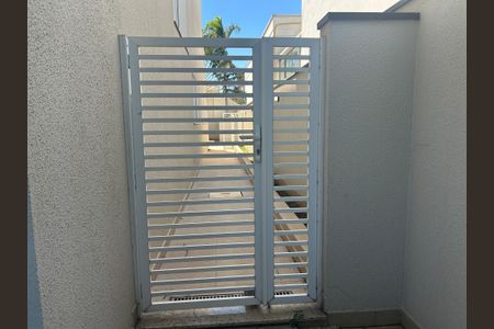 Casa de condomínio à venda com 252m², 4 quartos e 4 vagasCorredor externo