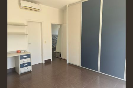 Casa de condomínio à venda com 252m², 4 quartos e 4 vagasSuíte 3