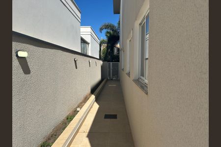 Casa de condomínio à venda com 252m², 4 quartos e 4 vagasCorredor externo