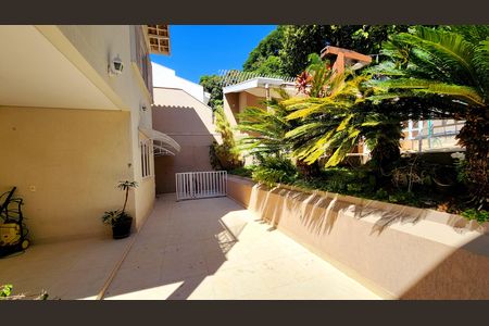 Casa de condomínio à venda com 279m², 3 quartos e 1 vagaQuintal