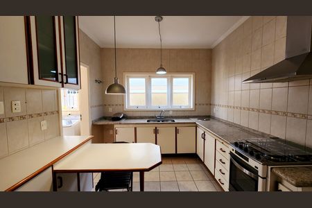 Casa de condomínio à venda com 279m², 3 quartos e 1 vagaCozinha