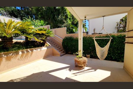 Casa de condomínio à venda com 279m², 3 quartos e 1 vagaQuintal