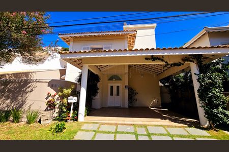 Casa de condomínio à venda com 279m², 3 quartos e 1 vagaFachada