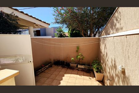 Casa de condomínio à venda com 279m², 3 quartos e 1 vagaQuintal