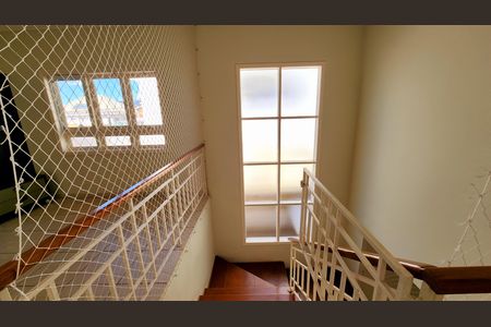Casa de condomínio à venda com 279m², 3 quartos e 1 vagaEscada
