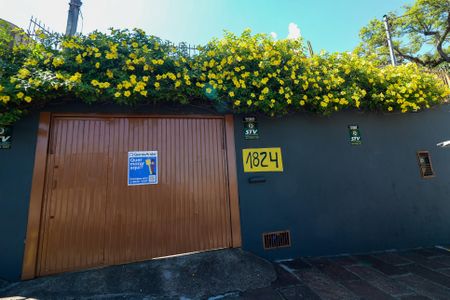 Casa à venda com 126m², 4 quartos e 4 vagas Casa à venda com 126m², 4 quartos e 4 vagasFachada