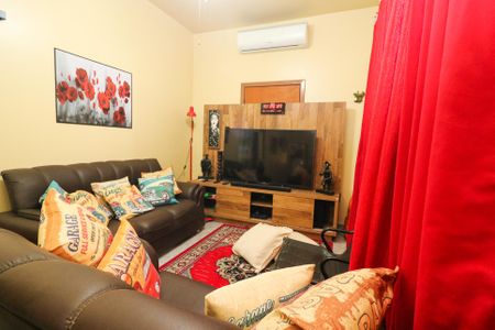 Casa à venda com 126m², 4 quartos e 4 vagas Casa à venda com 126m², 4 quartos e 4 vagasSala