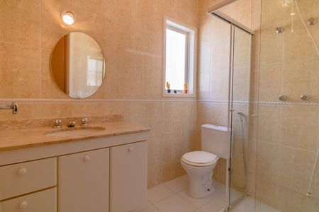 Casa à venda com 484m², 5 quartos e 6 vagasBanheiro do Quarto 7