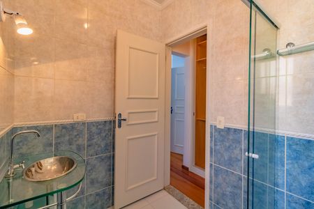 Casa à venda com 484m², 5 quartos e 6 vagasBanheiro Social