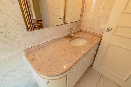 Casa à venda com 484m², 5 quartos e 6 vagasBanheiro do Quarto 8