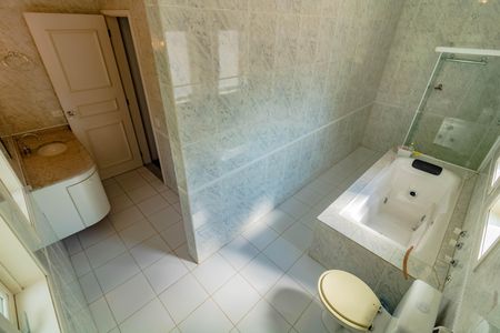 Casa à venda com 484m², 5 quartos e 6 vagasBanheiro do Quarto 8