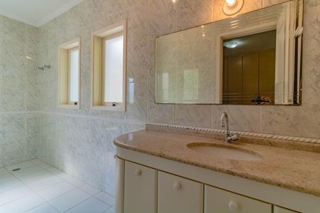 Casa à venda com 484m², 5 quartos e 6 vagasBanheiro do Quarto 8