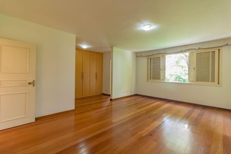 Casa à venda com 484m², 5 quartos e 6 vagasquarto 8