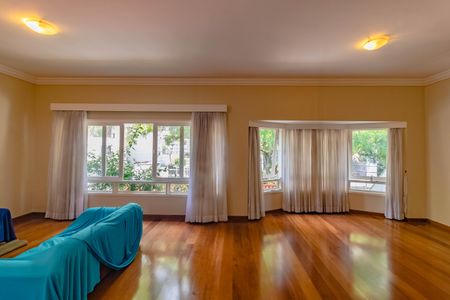 Casa à venda com 484m², 5 quartos e 6 vagasSala